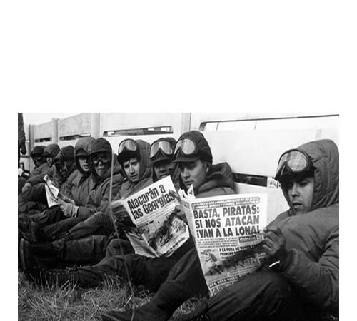 Soldados del ejército argentino leen los periódicos en Puerto Argentino